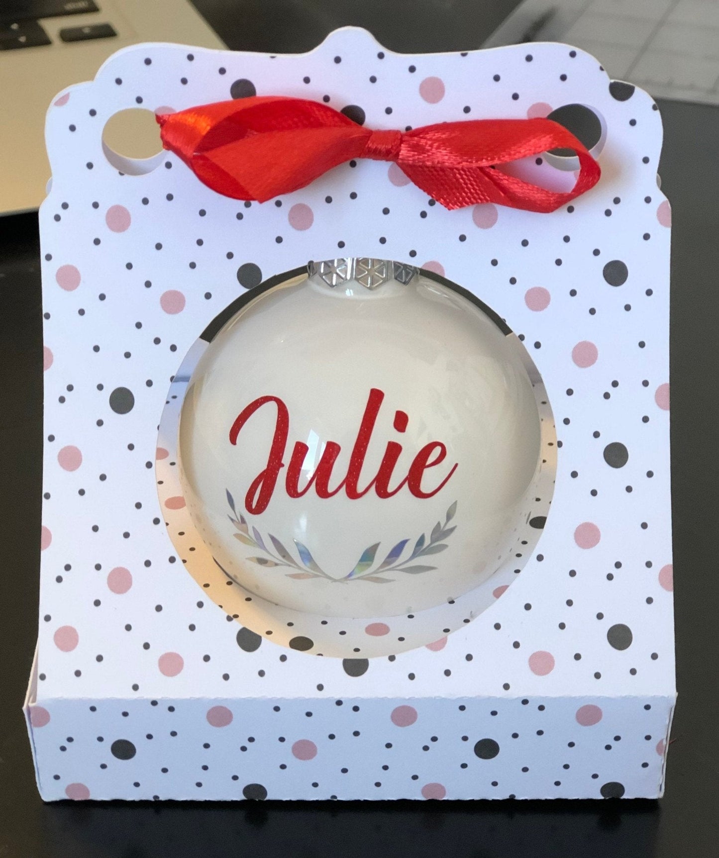 Boule de Noël personnalisée et son coffret cadeau personnalisé fait main - LaBoxaMalice