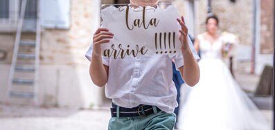 Lot de 2 pancartes peintes sur Plexiglass : 'Trop tard pour t'enfuir' et 'Elle arrive' - LaBoxaMalice