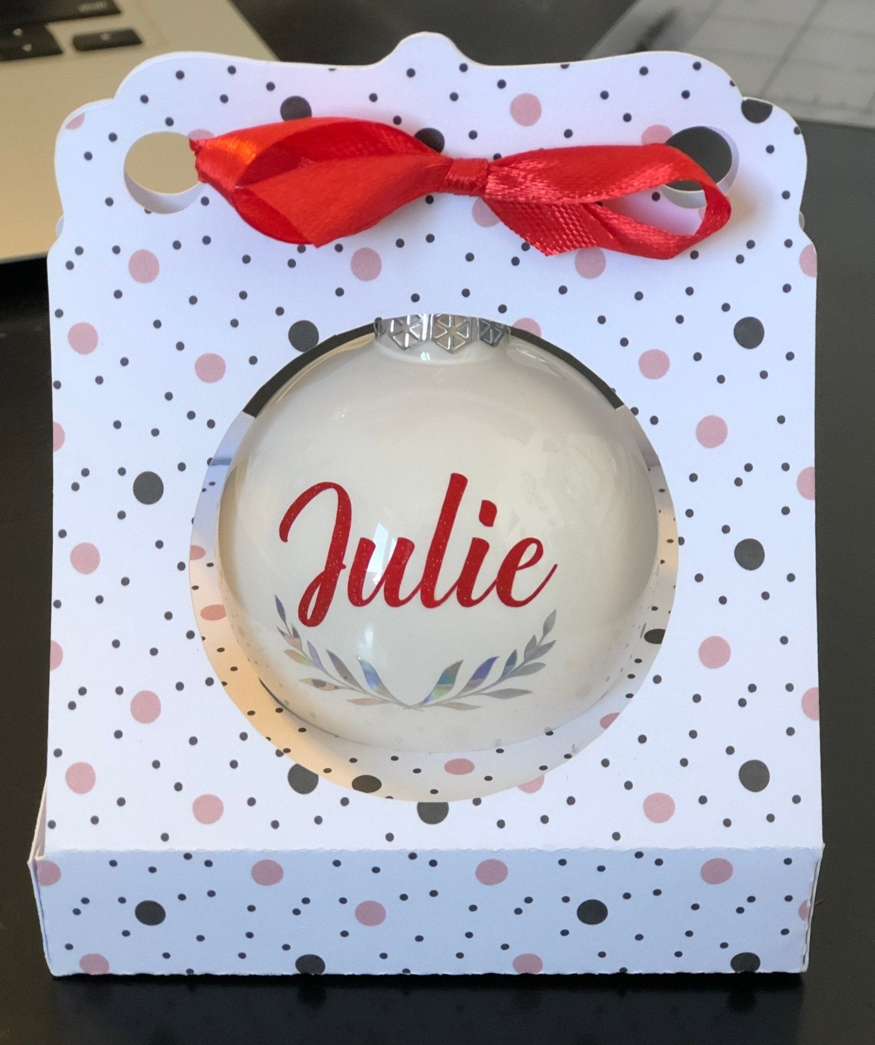 Boule de Noël personnalisée et son coffret cadeau personnalisé fait main - LaBoxaMalice