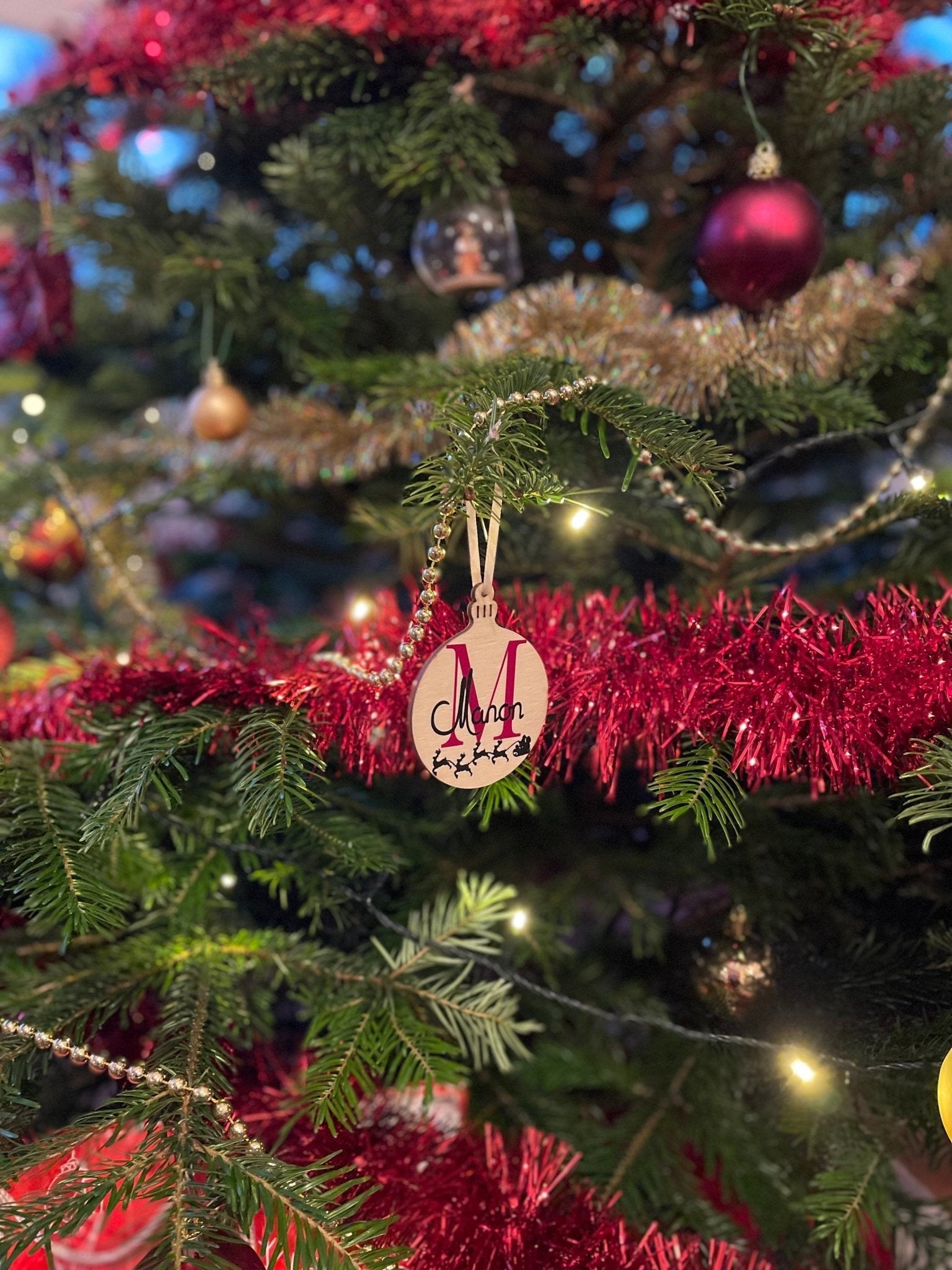 Boule plate en bois de Noël personnalisée pour décorer le sapin de Noël - LaBoxaMalice