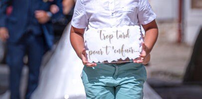 Lot de 2 pancartes peintes sur Plexiglass : 'Trop tard pour t'enfuir' et 'Elle arrive' - LaBoxaMalice
