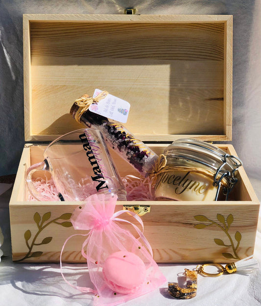Relaxing gift box for women to offer for Christmas, birthday, Mother's Day