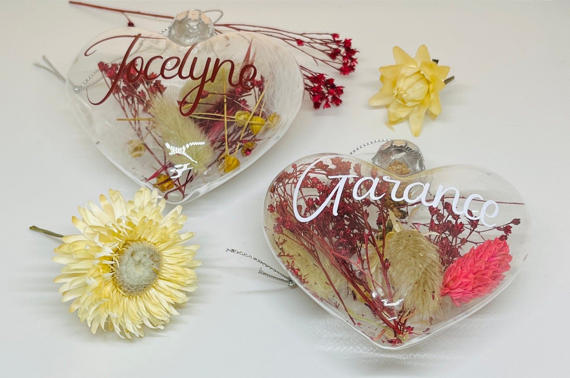 Boule de Noël en verre personnalisée en forme de coeur avec fleurs séchées pour décorer son sapin
